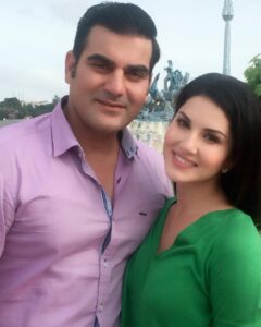 Sunny Leone Instagram - Here is a cute photo of @arbaazkhanofficial and myself on set. It was a beautiful day today working on Tera Intezaar