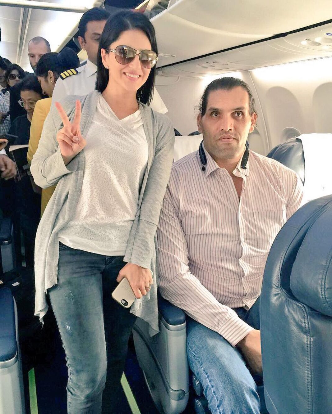 Sunny Leone Instagram - Oh yeah!! WWE champ The Great Khali!! Childhood dream...going to go practice the Khali vice grip now!!
