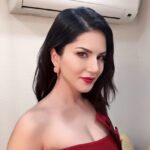 Sunny Leone Instagram - Cute earrings by @the.siddhaa styled by @hitendrakapopara