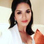 Sunny Leone Instagram - Thanks @tomasmoucka for my super cute hair and make up last night!!