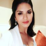 Sunny Leone Instagram – Thanks @tomasmoucka for my super cute hair and make up last night!!