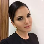Sunny Leone Instagram - Love this smokey eye light lip combo by My make up artist @nitashawahi