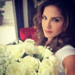 Sunny Leone Instagram – Love white roses and flowers!