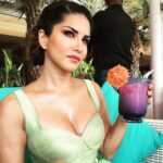 Sunny Leone Instagram - Beach mocktail time!!! Fun shooting for Splitsvilla!!