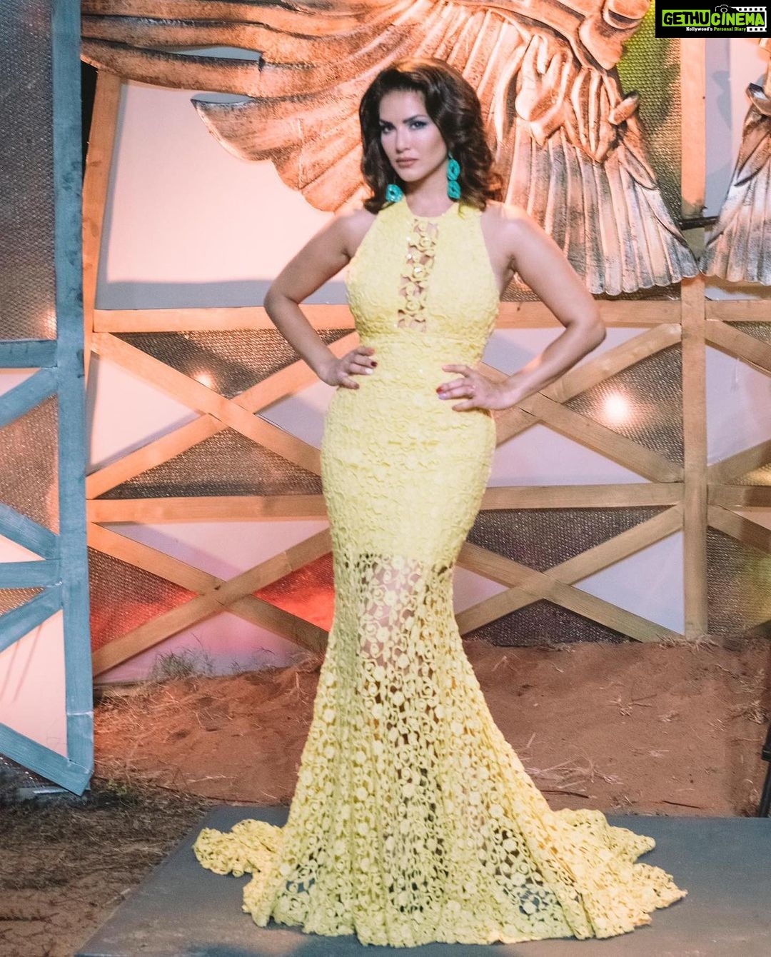 Sunny Leone Instagram - @mtvsplitsvilla streaming now on @mtvindia and @vootselect!! Did you see the last episode? . . Outfit @officialsaishashinde Earring @bellofox Styled by @hitendrakapopara Assisted by @sameerkatariya92 @shiks_gupta07 HMU @jeetihairstylist @tomasmoucka Shoot by @tomasmoucka . . #SunnyLeone #MtvSplitsvilla