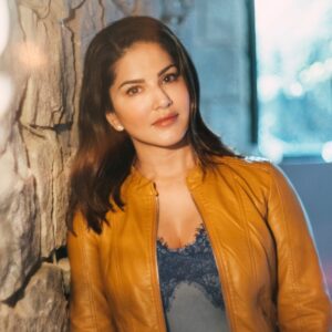 Sunny Leone Instagram - Let's take the fight to #covid_19..its time to get Vaccinated!! 
Vaccinate yourself and your loved ones to give everyone especially the Frontline warriors a fighting chance against the pandemic!!
Register: cowin.gov.in 
.
.
#SunnyLeone #humanityagainstcovid19 #ᴠᴀᴄᴄɪɴᴇssᴀᴠᴇʟɪᴠᴇs #indiaagainstcorona