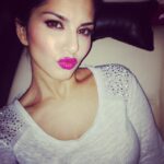 Sunny Leone Instagram - Kisses and hope everyone is having a fun Friday!!
