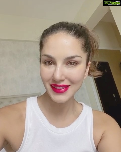 Sunny Leone Instagram - ๐F#@k The #covid_19 Sale๐ Buy any @starstruckbysl product and get FLAT 50% OFF on #StellarEyes Kit!! ๐ . . . Offer valid only on www.suncitystore.com and till stocks last/14th April 00:00 . . #SunnyLeone #sale #crueltyfreemakeup #crueltyfree #cosmetics #MadeInIndia ๐ฎ๐ณ #BreakTheChain