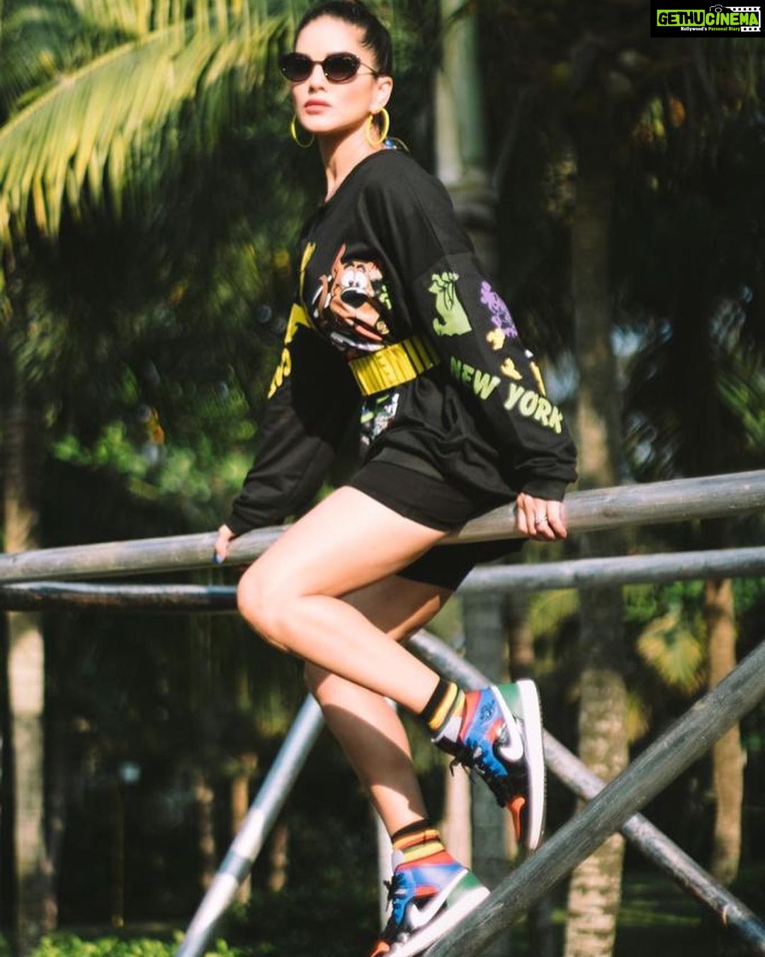 Sunny Leone Instagram - Miss being #Goofy on sets ☺️!! . . #StayAtHome #BreakTheChain . . Makeup: @starstruckbysl Outfit @closet.hues belt @officialsaishashinde Shoes @solecrew.in socks @ubiqart sunglasses @iarrasunglasses earrings @deepkiran_jwellers Styled by @hitendrakapopara Assisted by @sameerkatariya92 @shiks_gupta25 HMU @jeetihairstylist @tomasmoucka Shot by @tomasmoucka Poovar Island Resort