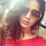 Sunny Leone Instagram - Stuck in darn juhu circle traffic. Blah!!