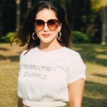 Sunny Leone Instagram – 😍
.
.
.
Makeup @starstruckbysl 
Outfit @kavyasinghkunduofficial @meraki_couture1 
Sunglasses @bellofox 
Earrings @deepkiran_jwellers 
Shoes @skechersindia 
HMU @jeetihairstylist @tomasmoucka 
Shot by @tomasmoucka Poovar Island Resort