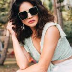 Sunny Leone Instagram - One video byte away from going insane 🤣😜 . . . . Makeup @starstruckbysl Outfit @smisingbee @freakinsindia Earrings @devanshi_renu_jewels Sunglasses @bellofox Styled by @hitendrakapopara Assisted by @sameerkatariya92 @shiks_gupta25 HMU @jeetihairstylist @tomasmoucka Poovar Island Resort