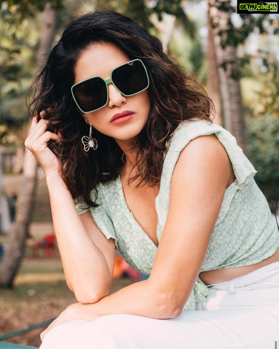 Sunny Leone Instagram - One video byte away from going insane 🤣😜 . . . . Makeup @starstruckbysl Outfit @smisingbee @freakinsindia Earrings @devanshi_renu_jewels Sunglasses @bellofox Styled by @hitendrakapopara Assisted by @sameerkatariya92 @shiks_gupta25 HMU @jeetihairstylist @tomasmoucka Poovar Island Resort