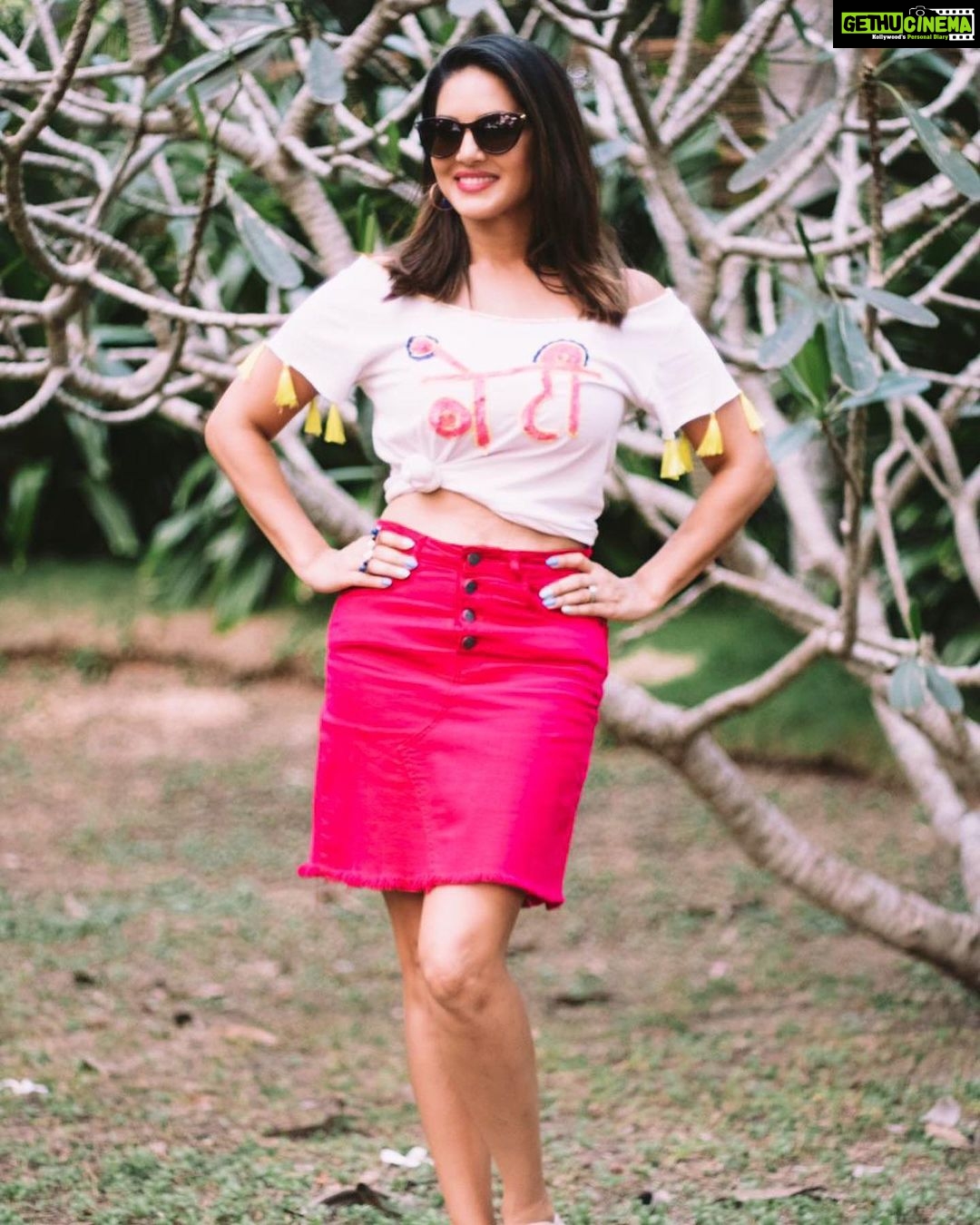 Sunny Leone Instagram - It's so boring!! No caption π . . Makeup @starstruckbysl Outfit @designerniharikapandey @freakinsindia accessories @slate.india sunglasses @iarrasunglasses Shoes @skechersindia Styled by @hitendrakapopara Shot by @tomasmoucka Assisted by @sameerkatariya92 @shiks_gupta25 HMU @jeetihairstylist @tomasmoucka Poovar Island Resort