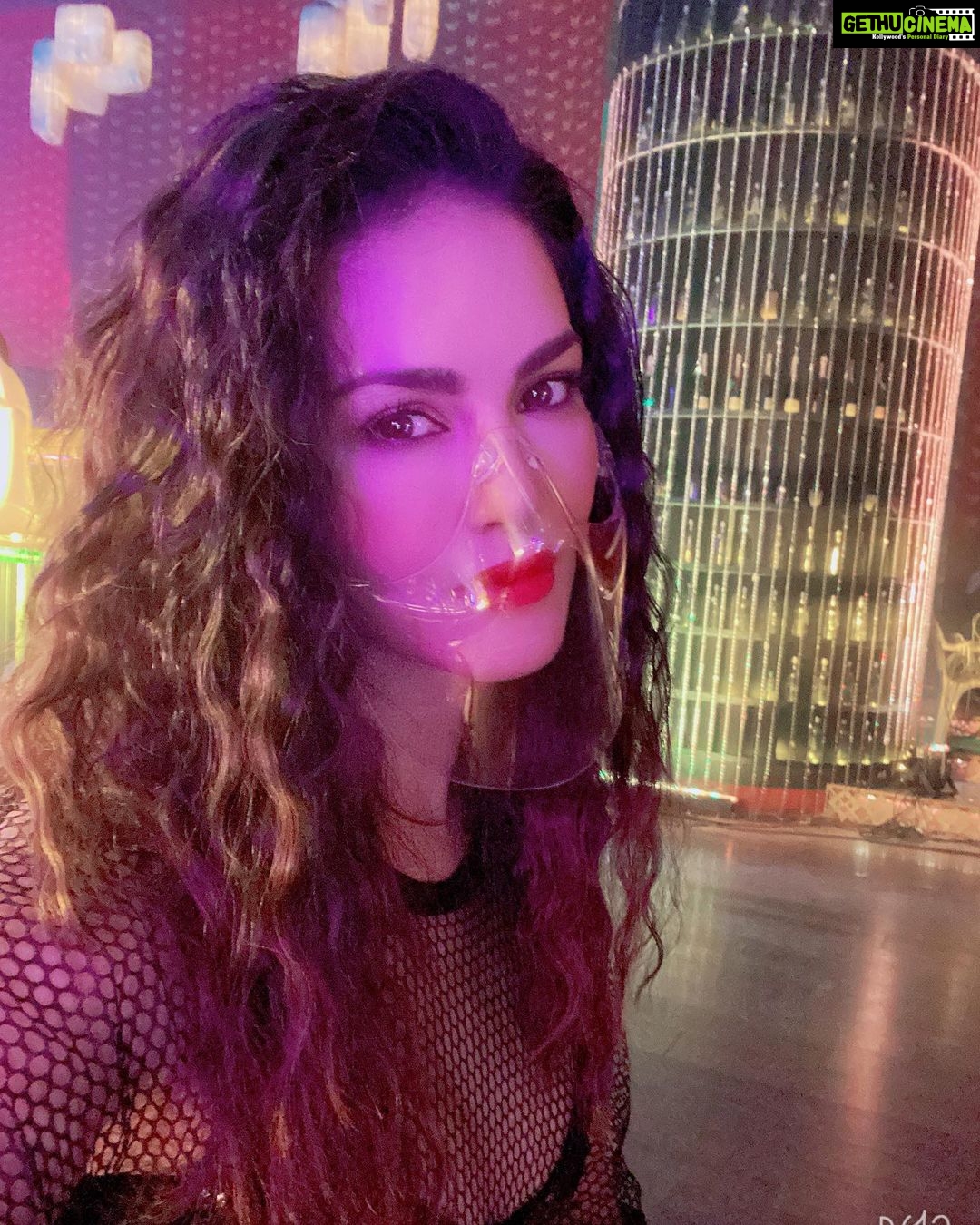 Sunny Leone Instagram - Staying protected between shots without destroying my make up :)