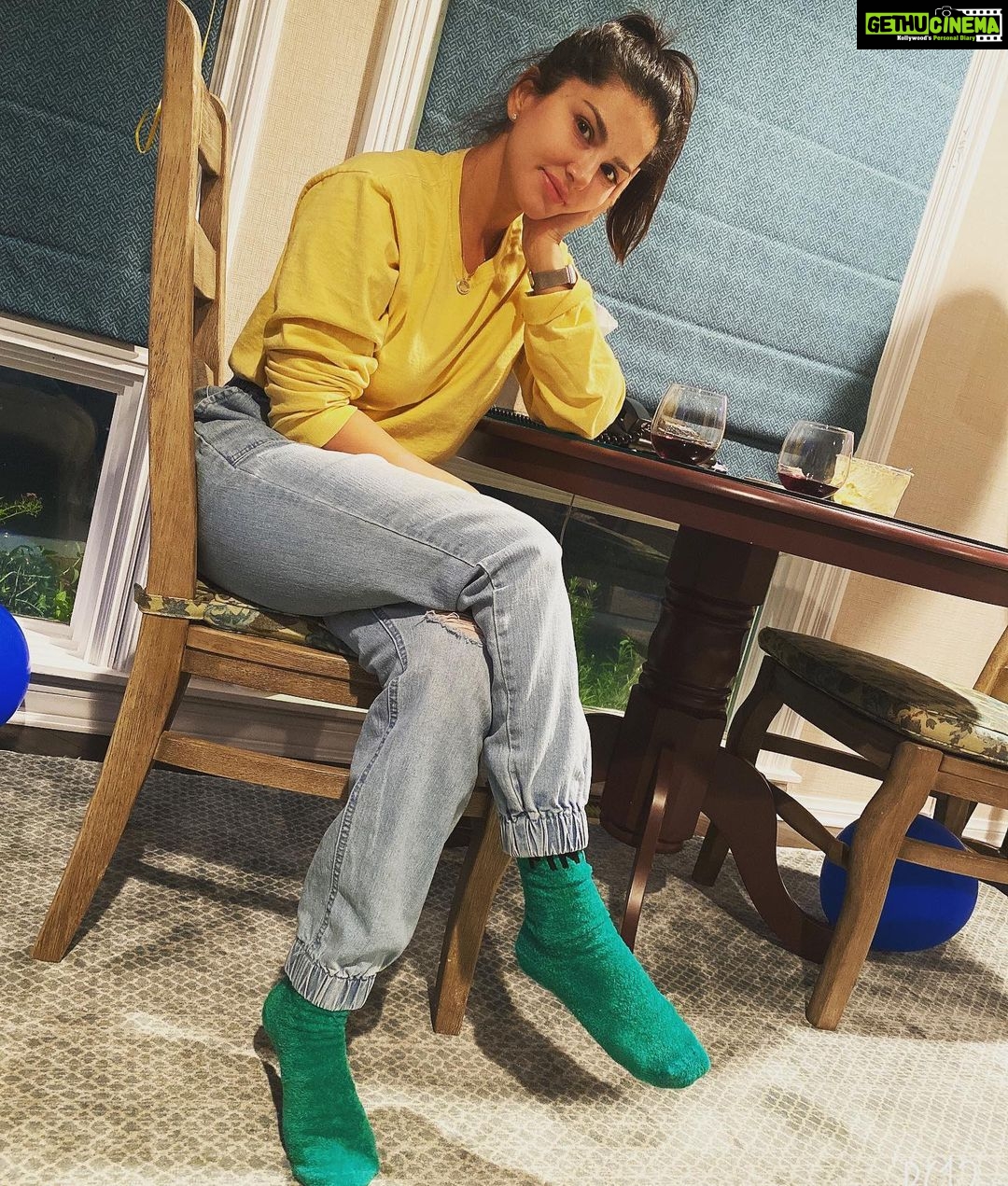 Sunny Leone Instagram - Super cold in LA now!! The fuzzy green socks are out! Lol Los Angeles, California