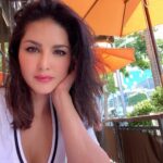 Sunny Leone Instagram - Lunch date in BH today with a hot date @dirrty99 Nice to be out and about for no reason except to get some fresh air and good company. Love LA!