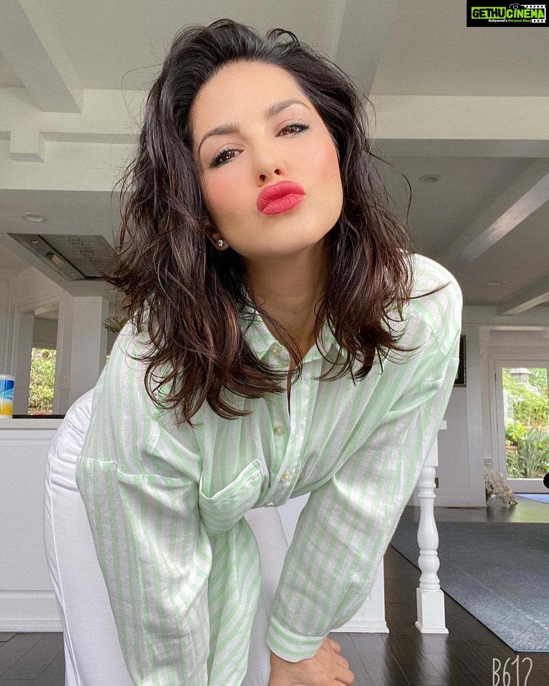 Sunny Leone Instagram - π . . . Lip - #Coralicious Intense Matte Lipstick Eyes- Pine Eye Definer Starstruck Hydrating primer Stellar eyes Volumizing mascara Stellar eyes Brow Pencil Starstruck HD loose powder Starstruck rust color corrector stick Starstruck concealer - coming soon Mumbai, Maharashtra
