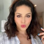 Sunny Leone Instagram - Field testing the upcoming @starstruckbysl Concealers and Color Correcting sticks!! 😍 Tap on the pics to see all #StarstruckbySl products used to get this look! . . . Available on www.suncitystore.com . . #SunnyLeone Mumbai, Maharashtra