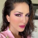 Sunny Leone Instagram – Testing NEW eye shadow colors by @starstruckbysl 💄 💋!! Launching soon 😍
Tap to see all the @starstruckbysl products used to create this amazing look!! Los Angeles, California