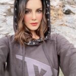 Sunny Leone Instagram - Find your Own Way!! . . Check out www.iamanimal.com for these amazing #crueltyfree #certified organic and vegan atheisure clothing!! . . @iamanimalofficial @dirrty99 @kunalavanti India