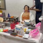Sunny Leone Instagram - Can you do it? 😂😂 . . Earrings @koharbykanika . . . #SunnyLeone #OnSets #vanityvan #makeup #Fail Mumbai, Maharashtra