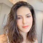 Sunny Leone Instagram – It’s time to #shine as @starstruckbysl is giving flat 40% OFF on all #ShimmerShades 💋💄
.
.
Offer valid only on www.suncitystore.com and till stocks last 
.
.
.
#SunnyLeone #MadeInIndia 🇮🇳 #crueltyfreemakeup #makeupartist #cosmetics #fashion #luxury #luxurymakeup #lipstick #sale #sale2020 Los Angeles, California