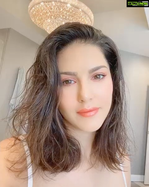 Sunny Leone Instagram - It's time to #shine as @starstruckbysl is giving flat 40% OFF on all #ShimmerShades 💋💄 . . Offer valid only on www.suncitystore.com and till stocks last . . . #SunnyLeone #MadeInIndia 🇮🇳 #crueltyfreemakeup #makeupartist #cosmetics #fashion #luxury #luxurymakeup #lipstick #sale #sale2020 Los Angeles, California