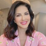 Sunny Leone Instagram - Thank you everyone for being part of my LIVE makeup session with @myntra 💄💋 . . Now get FLAT 20% OFF on all @starstruckbysl products on @myntra..time to get UP your GLAM GAME!! #SunnyLeone #Cosmetics #MadeInIndia 🇮🇳 #fashion #StarstruckbySl #luxurymakeup #sale #myntra