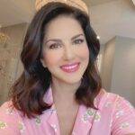 Sunny Leone Instagram – Thank you everyone for being part of my LIVE makeup session with @myntra 💄💋
.
.
Now get FLAT 20% OFF on all @starstruckbysl products on @myntra..time to get UP your GLAM GAME!!

#SunnyLeone #Cosmetics #MadeInIndia 🇮🇳 #fashion #StarstruckbySl #luxurymakeup #sale #myntra