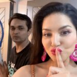 Sunny Leone Instagram - Masti on set!! Sparks are flying! Right before this @sunnyrajani stuck his finger in the bat and gave himself a shock!!!! Hahaha @hitendrakapopara and me masti!!