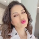 Sunny Leone Instagram – Kiss kiss with my sugar plum lips!! @starstruckbysl #sugarplum