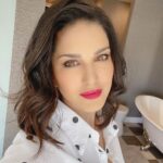 Sunny Leone Instagram – In 🥰 with this gorgeous lip shade – #SugarPlum by @starstruckbysl 💋 💄 
.
.
#SunnyLeone #fashion #MadeInIndia 🇮🇳 #crueltyfreemakeup #crueltyfree