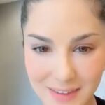 Sunny Leone Instagram – Makeup foundation Tips by @SunnyLeone 

Products available on www.suncitystore.com 💋 💄