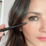 Sunny Leone Instagram - Go Green!! Love this @starstruckbysl #Pine Eye Definer paired with #StellarEyes Volumizing Mascara 😍 . . All #StarstruckbySl cosmetics available at flat 40% OFF only on www.suncitystore.com and till stocks last!! #SunnyLeone #MadeInIndia 🇮🇳 #luxurymakeup #cosmetics #Eyemakeup #lipshade #SkinCare