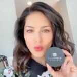 Sunny Leone Instagram - Staying beautiful just got easier!! . Get flat 40% OFF on @starstruckbysl Hydrating Primer when you buy the newly launched Translucent HD loose powder!! . . . Offer valid only on www.suncitystore.com . . . #SunnyLeone #fashion #cosmetics #sale #MadeInIndia #luxury #luxurymakeup #perfectskin #vegan #crueltyfreemakeup Los Angeles, California