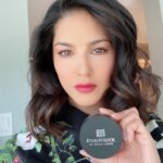 Sunny Leone Instagram - @starstruckbysl -Translucent HD loose powder blends like a dream, this matte finish never gives a flashback in photos. It instantly blurs imperfections and minimises the appearance of pores, fine lines and wrinkles. The translucent formula can be used on all skin tones. . . Available exclusively on www.suncitystore.com #SunnyLeone #fashion #cosmetics #MadeInIndia #fixingloosepowder #facepowder #loosepowder #blush #basemakeup #makeup #beauty #mattifyingpowder #crueltyfreemakeup #beautyproducts #makeupgoals #makeuproutine #flawless #smooth #facepowder #translucentpowder #glowingskin #face #invisible #trend #makeupfavorites #beautyreview #flawlessbase #perfectskin Los Angeles, California
