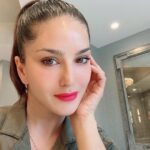 Sunny Leone Instagram - #Summer Shade that you need to have - #WildCherry by @starstruckbysl . . Now available at flat 40% OFF only on www.suncitystore.com and till stocks!! #SunnyLeone #fashion #cosmetics #MadeInIndia #luxury #luxurylifestyle #luxurymakeup #Glam #offer Los Angeles, California