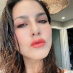Sunny Leone Instagram - It's now time to Shine with #Stardust by @starstruckbysl 💄 💋 . . Available on www.suncitystore.com at flat 40 l% OFF and till stocks last!! #SunnyLeone #fashion #cosmetics #MadeInIndia #Glam #sale