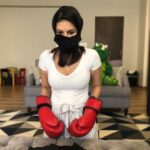 Sunny Leone Instagram - When you have just 30 secs to make an emergency Face mask 😷 during evacuation!! Just here to bring a little sunshine and humor to the stressful lockdown we all are facing !!!! Keep safe and be smart !!! Love you all !!! . #LockedUpWithSunny #SunnyLeone @lockedupwithsunny Sunny Leone