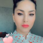 Sunny Leone Instagram - Kiss kiss!! Morning everyone!