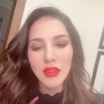 Sunny Leone Instagram - I love make up! Trying a new lip liner pencil for @starstruckbysl let’s see how it performs after a few hours of wearing it. :) yay so exciting new stuff for you all!!