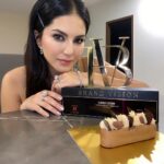 Sunny Leone Instagram – The reward for the award! 
Diamonds…award…eclair…oh my!! Hehe

Insta Glam – Pic 1