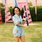 Sunny Leone Instagram – Having fun during break on sets of @mtvsplitsvilla .
.
Lips: #SugarPlum by @starstruckbysl 
Outfit: @perniaqureshibrands
Accessories: @bellofox
Sunglasses: @iarrasunglasses
Heels: @trufflecollectionindia
Styled by @hitendrakapopara
Styling Asst @shiks_gupta25 & @sameerkatariya92
HMU @tomasmoucka @jeetihairtstylist 
#SunnyLeone #SplitsvillaX2