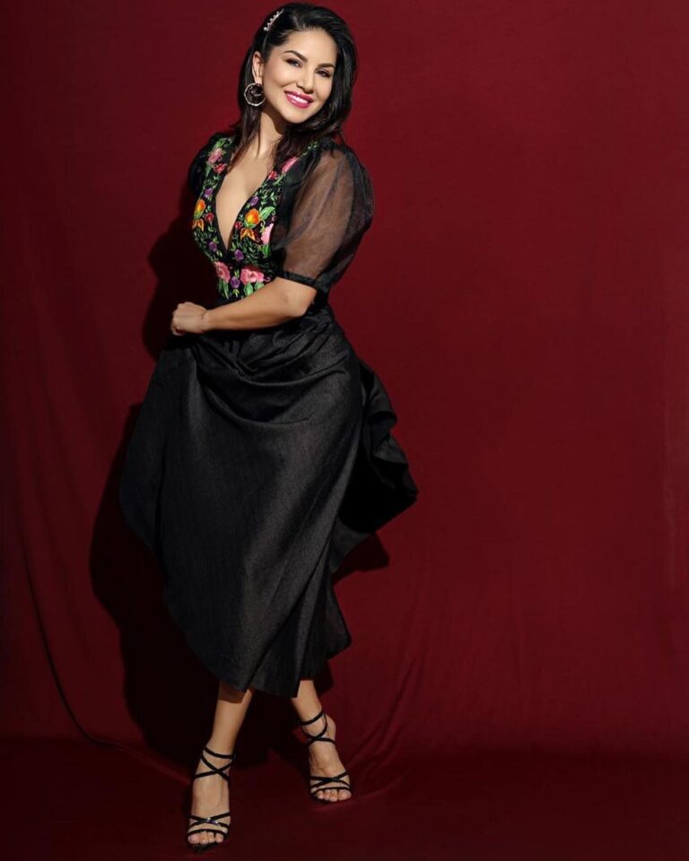 Sunny Leone Instagram - Pretty pretty dress!! . . . Lips: #Rooberry by @starstruckbysl Outfit @rashikasharmaofficial Jewellery by @esmecrystals Styled by @hitendrakapopara Assisted by @shiks_gupta25 @sameerkatariya92 Shot by @sjframes HMU @devinanarangbeauty @jeetihairtstylist