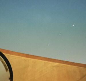 Sushant Singh Rajput Instagram - Jupiter, Saturn & Mars (top down), mirroring the Orion & so intimately hugging each other in the moonlit sky 🌌 👌
#goodmorning ❤️