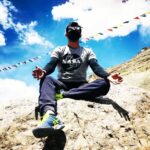 Sushant Singh Rajput Instagram - बाज़ीचा-ए-अत्फ़ाल है दुनिया, मेरे आगे होता है शब-ओ-रोज़ तमाशा, मेरे आगे मत पूछ कि क्या हाल है मेरा तेरे पीछे  तू देख कि क्या रंग है तेरा, मेरे आगे नफ़रत का गुमाँ गुज़रे है, मैं रश्क से गुज़रा  क्योंकर कहूँ, लो नाम न उनका मेरे आगे ईमाँ मुझे रोके है, जो खींचे है मुझे कुफ़्र काबा मेरे पीछे है, कलीसा मेरे आगे आशिक़ हूँ, पे माशूक़-फ़रेबी है मेरा काम  मजनूं को बुरा कहती है लैला, मेरे आगे हमपेशा-ओ-हमशरब-ओ-हमराज़ है मेरा 'ग़ालिब' को बुरा क्यों, कहो अच्छा, मेरे आगे
