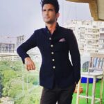 Sushant Singh Rajput Instagram - अपना ग़म ले के कहीं और न जाया जाये घर में बिखरी हुई चीज़ों को सजाया जाये जिन चिराग़ों को हवाओं का कोई ख़ौफ नहीं उन चिरागों को हवाओं से बचाया जाये ———————- बाग़ में जाने के आदाब हुआ करते हैं किसी तितली को न फूलों से उड़ाया जाये घर से मस्जिद है बहुत दूर चलो यूं कर लें किसी रोते हुए बच्चे को हंसाया जाये ~ निदा फ़ाज़ली Good morning 🙏❤️✊🦋🌪 ☀️