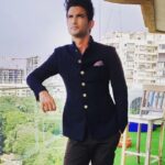 Sushant Singh Rajput Instagram – अपना ग़म ले के कहीं और न जाया जाये
घर में बिखरी हुई चीज़ों को सजाया जाये

जिन चिराग़ों को हवाओं का कोई ख़ौफ नहीं
उन चिरागों को हवाओं से बचाया जाये ———————- बाग़ में जाने के आदाब हुआ करते हैं
किसी तितली को न फूलों से उड़ाया जाये

घर से मस्जिद है बहुत दूर चलो यूं कर लें
किसी रोते हुए बच्चे को हंसाया जाये ~ निदा फ़ाज़ली 
Good morning 🙏❤️✊🦋🌪 ☀️