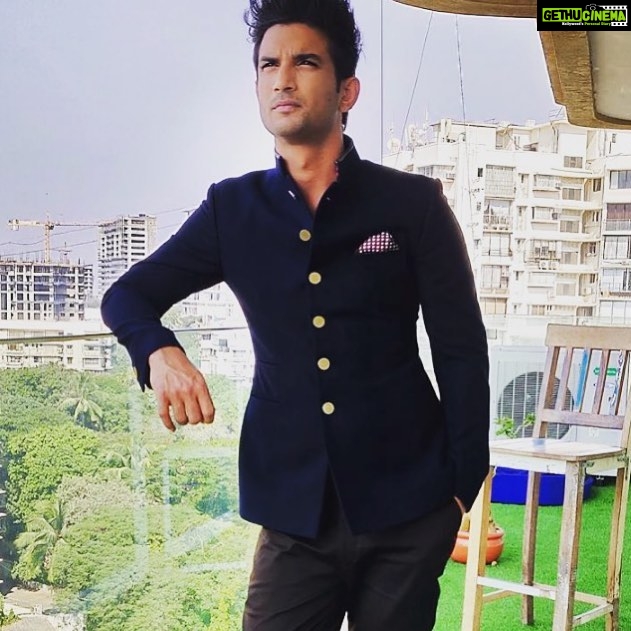 Sushant Singh Rajput Instagram - अपना ग़म ले के कहीं और न जाया जाये घर में बिखरी हुई चीज़ों को सजाया जाये जिन चिराग़ों को हवाओं का कोई ख़ौफ नहीं उन चिरागों को हवाओं से बचाया जाये ———————- बाग़ में जाने के आदाब हुआ करते हैं किसी तितली को न फूलों से उड़ाया जाये घर से मस्जिद है बहुत दूर चलो यूं कर लें किसी रोते हुए बच्चे को हंसाया जाये ~ निदा फ़ाज़ली Good morning 🙏❤️✊🦋🌪 ☀️